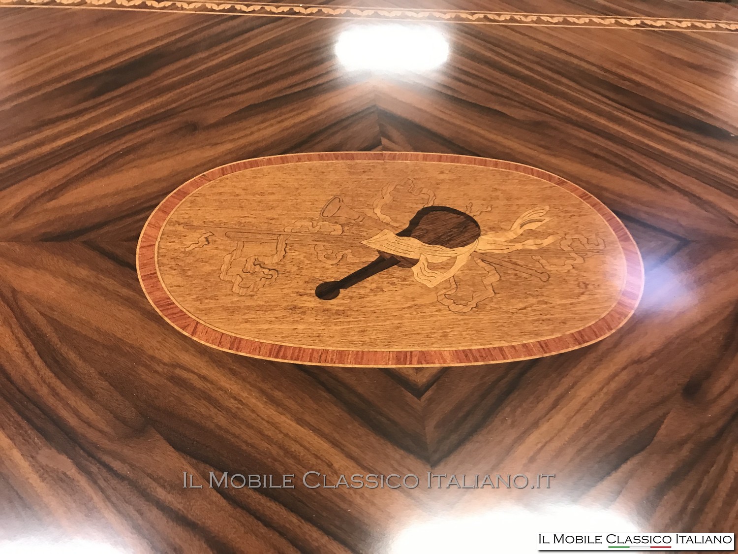 Scrivania personalizzata intarsiata